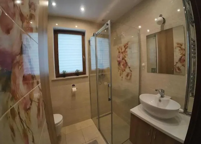 Large, Comfortable Home, Private Garden 度假居
