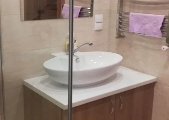 度假居 Large, Comfortable Home, Private Garden