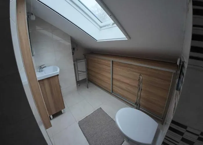 Large, Comfortable Home, Private Garden 度假居 *